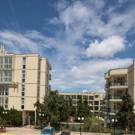 Sunny Day Club מלון